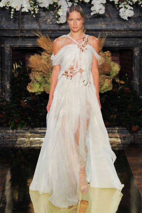 30 legelbűvölőbb menyasszonyi ruha a divathetekről - Esküvő -  - esküvő, esküvői ruha, menyasszonyi ruha, tavasz/nyár 2017, 