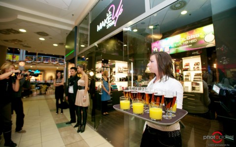 Los Angeles-i ragyogás mostantól egész Európában - Hírek  -  - LA Colors, LA Girls, La Makeup, 