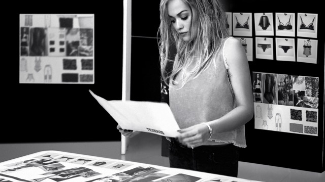 RitaOra X Tezenis Kapszula Kollekció: Minden darabja egyedi, akárcsak te - DIVAT&STÍLUS - Hírek  - divat, kapszulakollekció, rita ora, tezenis, 