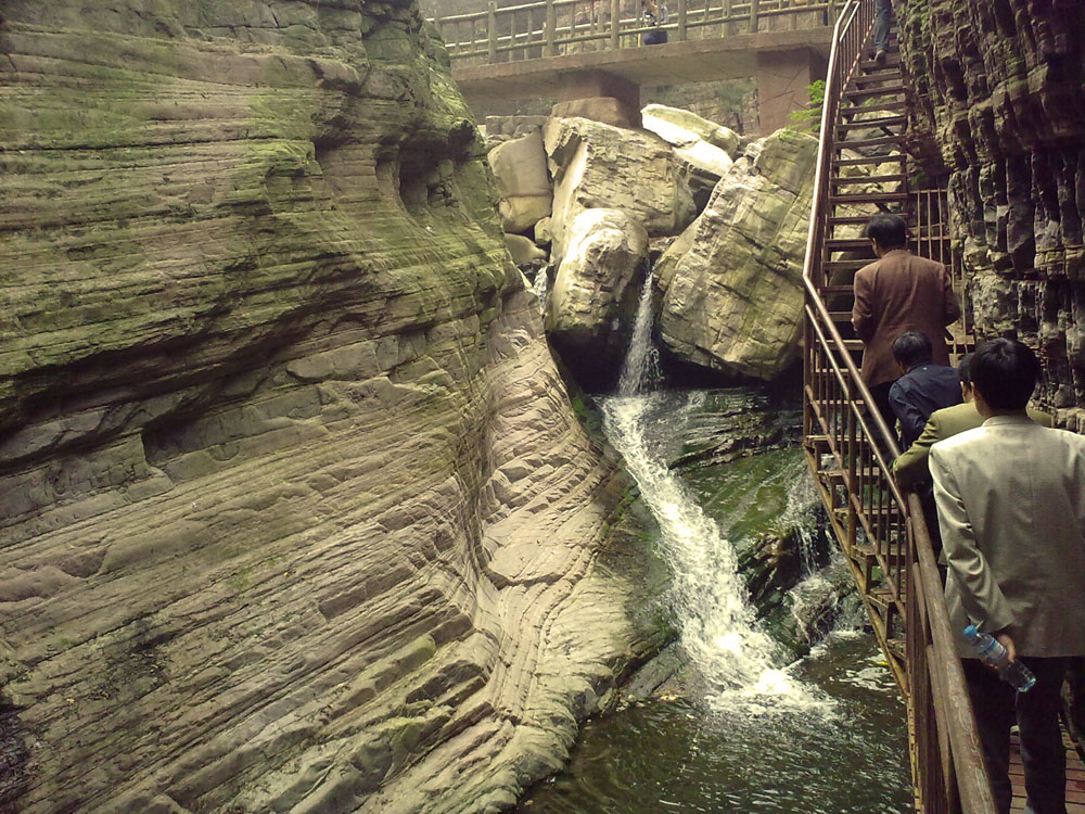 Az ezüst eső alatt állva - Utazás -  - Daimeishan World Geopark, Longtan Valley, 