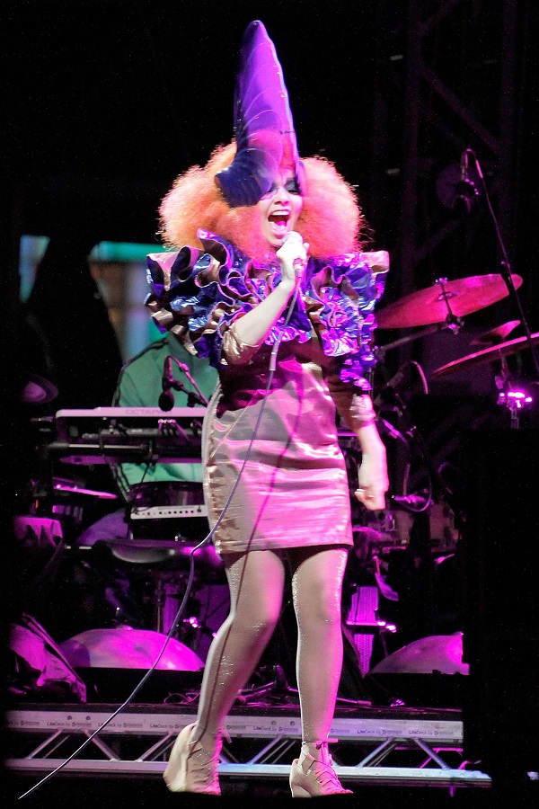 Méghogy Lady Gaga a legextravagánsabb előadóművész - 51 évvel ezelőtt született Björk - Celebrity -  - björk, celebrity, stílus, 