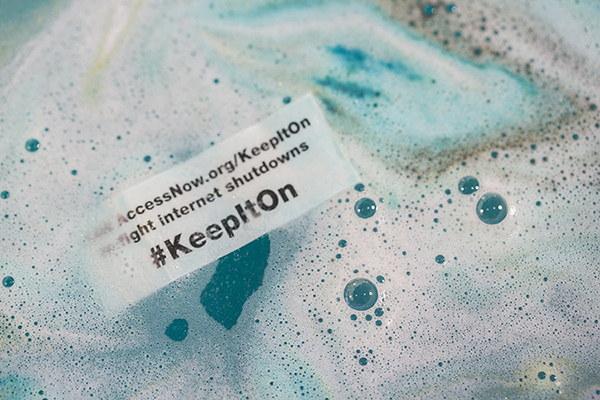 A Lush megint fontos ügy mellett kampányol: a digitális jogok támogatása mellé állt. - STYLENEWS - Aktuális - charity, lush, szepseg, tamogatas, 