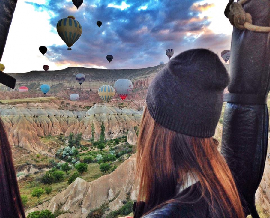 „Lefekvéskor visszajátszottam a fejemben, hogy az legyen az utolsó gondolatom, es akkor tuti visszatérhetek majd álmomban is.” Beszélgetés Gáspár Fannival - STYLENEWS - STYLELIFE - 15 tickets, gáspár fanni, interjú, utazás, 