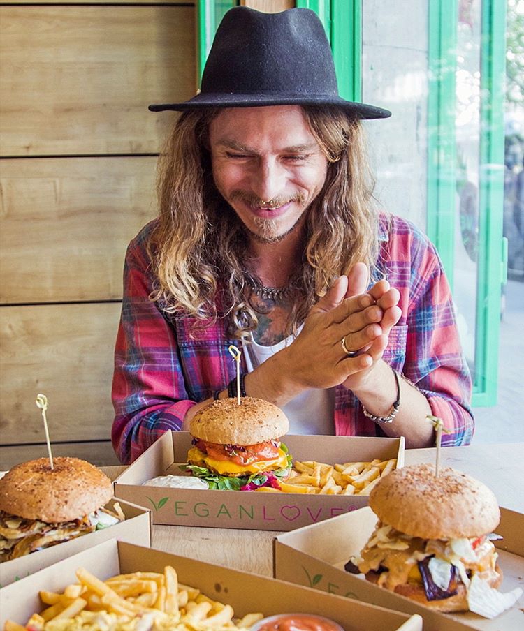 „Akkoriban nem voltam még elég erős ahhoz, hogy teljesen önmagam tudjak lenni... - STYLENEWS - Interjúk - életforma, főzés, párkapcsolat, spiritualitás, steiner kristóf, tel aviv, vegán, 