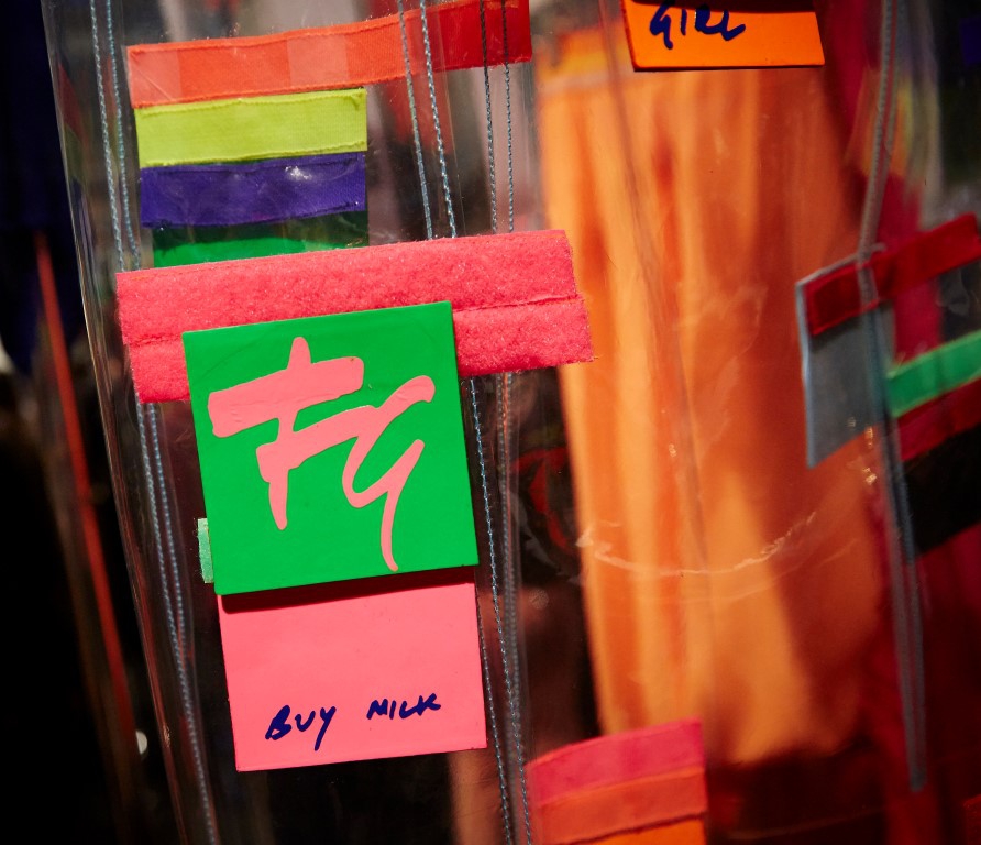 Divathét az irodában? A Post-it inspirálta Fyodor Golan 2017-es őszi/téli kollekcióját - DIVAT&STÍLUS - Hírek  - divat, divathét, fyodor golan, postit, 