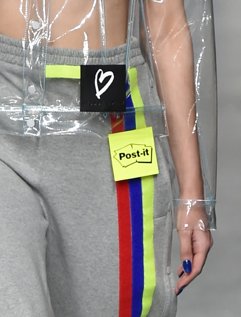 Divathét az irodában? A Post-it inspirálta Fyodor Golan 2017-es őszi/téli kollekcióját - DIVAT&STÍLUS - Hírek  - divat, divathét, fyodor golan, postit, 