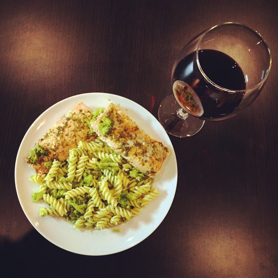 Pestos lazac fokhagymás brokkolis tésztával - STYLELIFE - Gasztronómia - brokkolis tészta, friss receptek, lazac, pesto, 