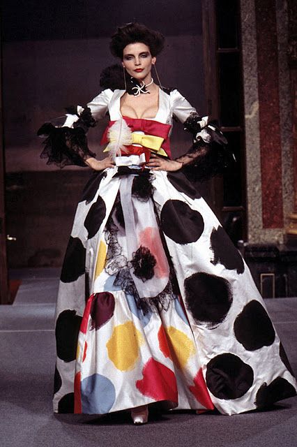 Tíz ikonikus kreáció a 76. születésnapját ünneplő Vivienne Westwoodtól - STYLENEWS - Aktuális - designer, divat, stílus, születésnap, vivienne westwood, 