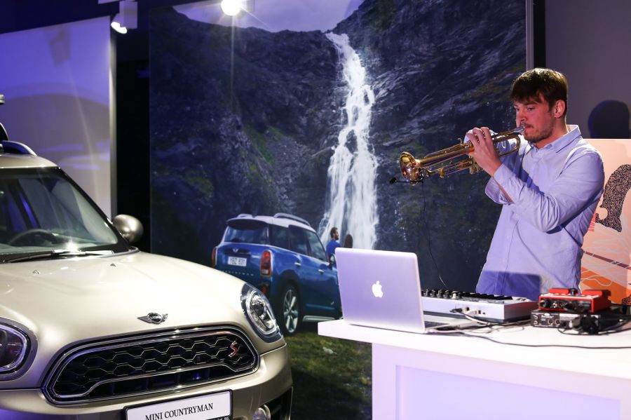 Autók és festmények találkozása: Elindult a Culture Cube kiállítássorozat - STYLENEWS - Aktuális - autó, culture cube, mini cube, wallis motor, 