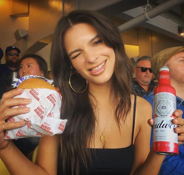 6 kép, amely bizonyítja, hogy Emily Ratajkowski tényleg durván jó nő - STYLENEWS - Aktuális - emily ratajkowski, modell, nőiesség, szépség, 