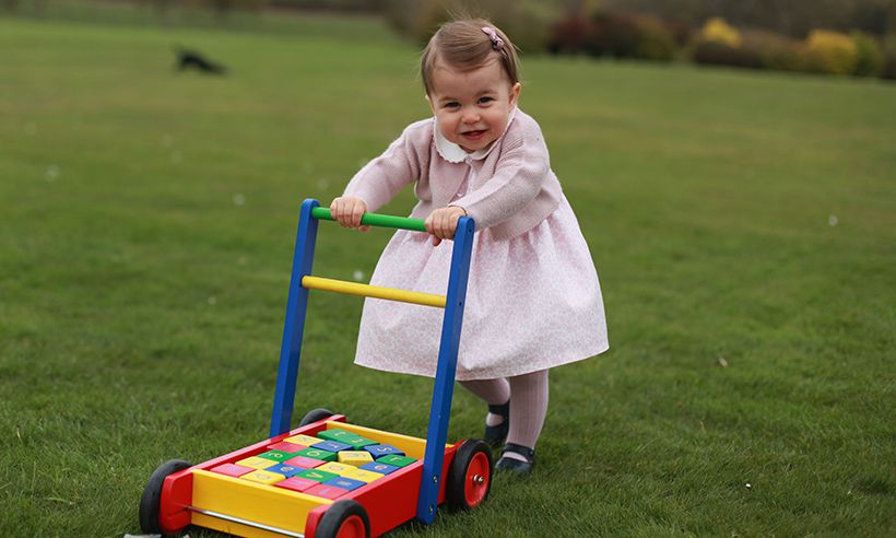 10 tündéri fotó a ma két éves Charlotte hercegnőről - STYLENEWS - Aktuális - Charlotte hercegnő, Nagy-Britannia, születésnap, William és Kate, 