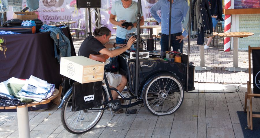 Egyedi farmerdzsekik készülnek a Levi's Tailor Bike standjánál - DIVAT&STÍLUS - Hírek  - levi's dzseki, levi%27s, levis farmer, tailor bike, 