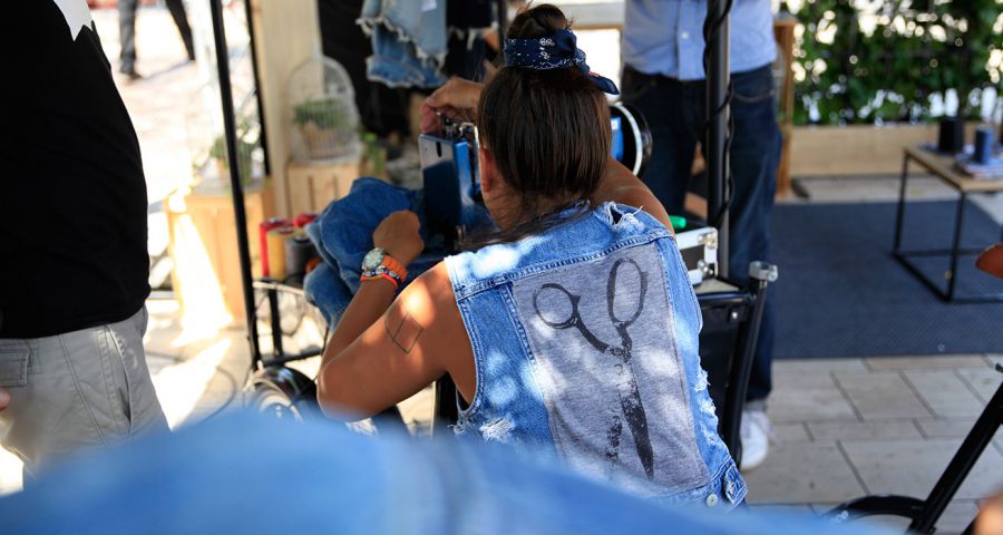 Egyedi farmerdzsekik készülnek a Levi's Tailor Bike standjánál - DIVAT&STÍLUS - Hírek  - levi's dzseki, levi%27s, levis farmer, tailor bike, 