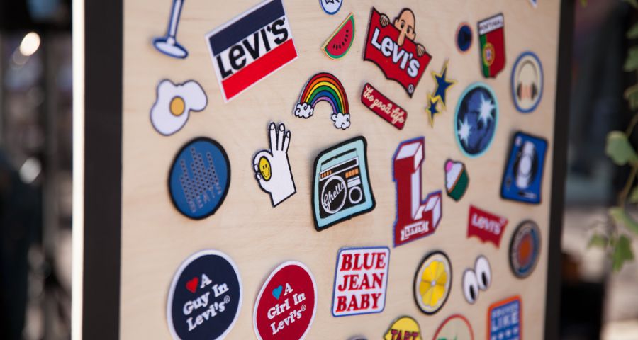 Egyedi farmerdzsekik készülnek a Levi's Tailor Bike standjánál - DIVAT&STÍLUS - Hírek  - levi's dzseki, levi%27s, levis farmer, tailor bike, 