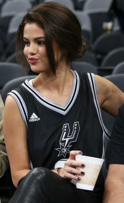 Frizura ötletek Selena Gomez-től - SZÉPSÉG - Hajápolás  - frizura, hajápolás, ötletek, tippek, 