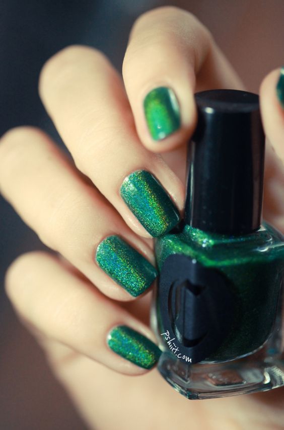 Őszi manikűr tipp: méregzöld körmök - SZÉPSÉG -  - 