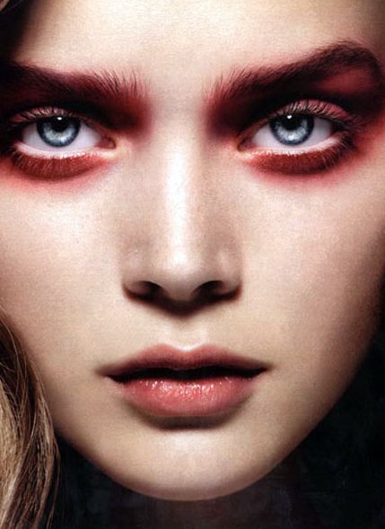 Smink tipp: füstös szemek egy kis pirossal fűszerezve - SZÉPSÉG - Smink  - füstös, ősz, piros, smink, tél, tipp, trend, vörös, 