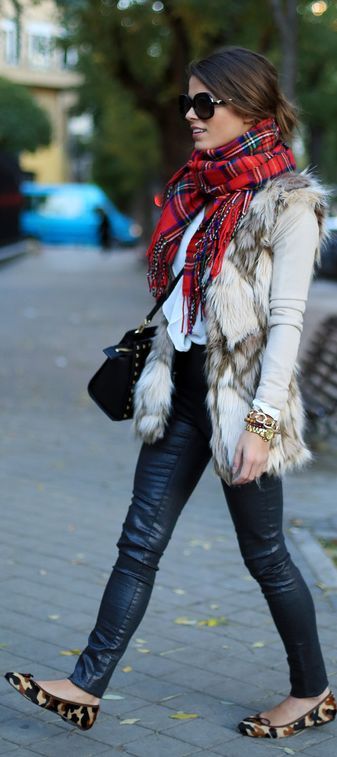 Stílusiskola: így viselj szőrös mellényeket idén ősszel - DIVAT&STÍLUS - Stílusiskola - divat, mellény, műszőrme, műszőrme mellény, stílus, szőrös mellény, tippek, 