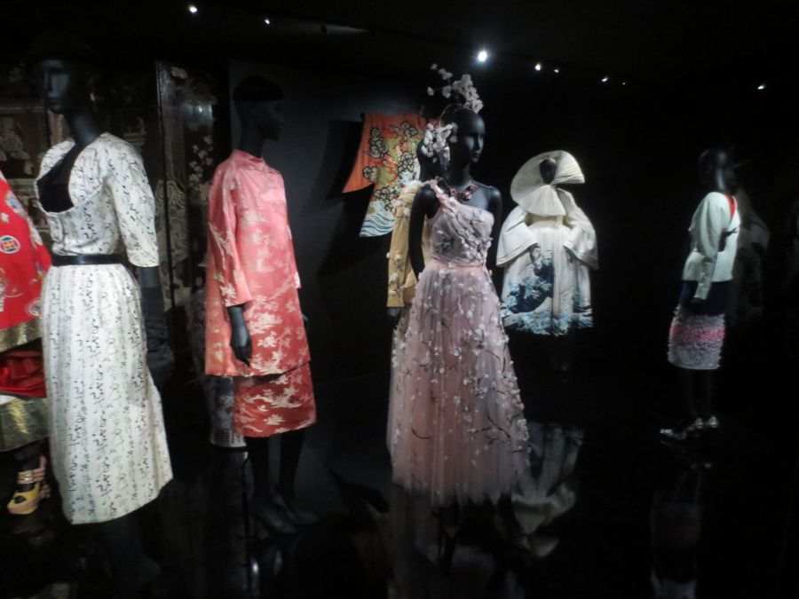 A stílus és a divat rajongóinak mennyországa - Dior kiállítás - DIVAT&STÍLUS - Hírek  - dior, divat, kiállítás, párizs, stílus, 