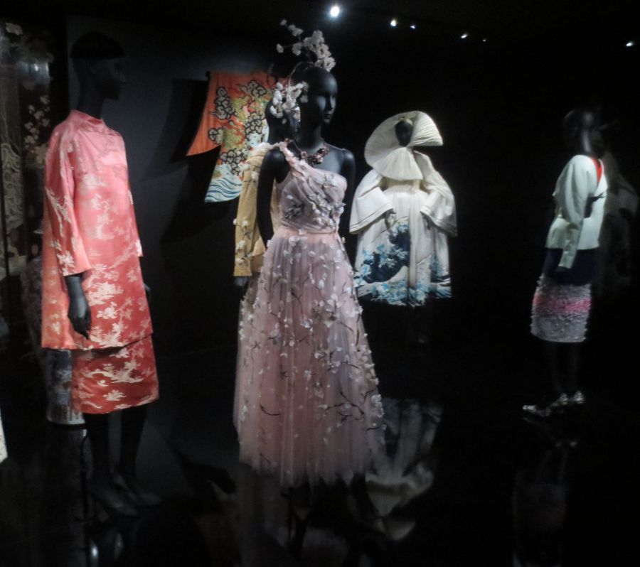 A stílus és a divat rajongóinak mennyországa - Dior kiállítás - DIVAT&STÍLUS - Hírek  - dior, divat, kiállítás, párizs, stílus, 