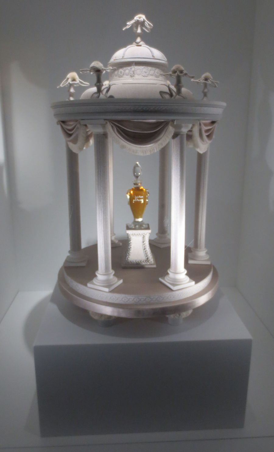 A stílus és a divat rajongóinak mennyországa - Dior kiállítás - DIVAT&STÍLUS - Hírek  - dior, divat, kiállítás, párizs, stílus, 