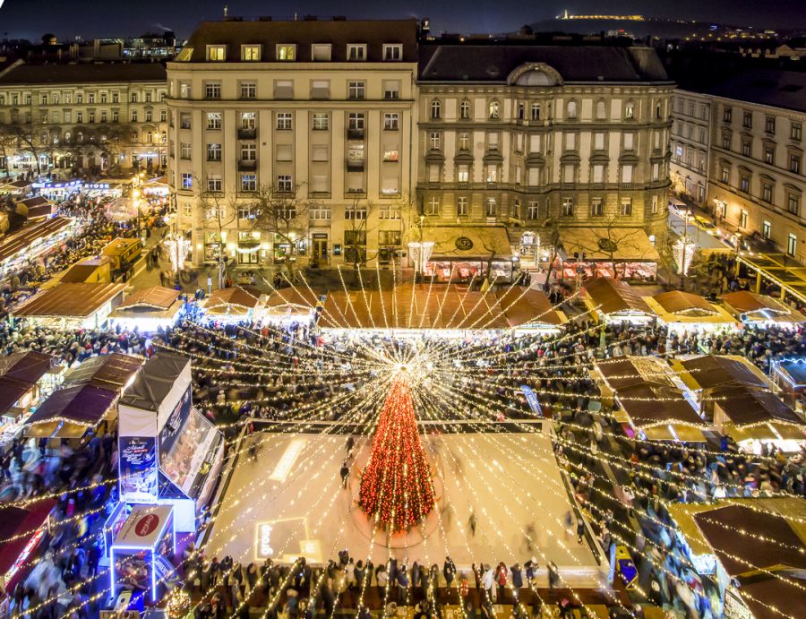 Ennyi ember nem tévedhet: a bazilika előtti adventi vásár ismét Európa legjobbjai között - STYLENEWS - Aktuális - advent 2017, jégpálya, vásár, 