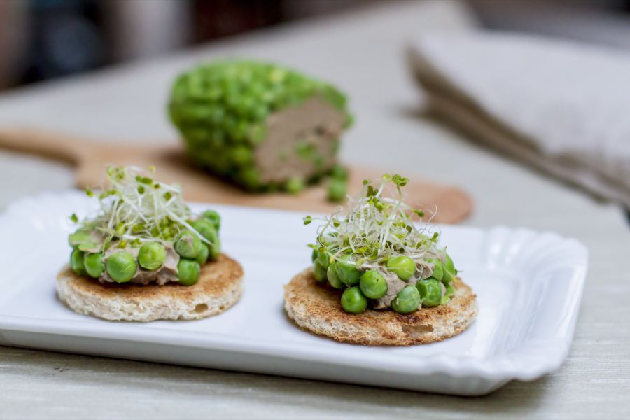 Hétvégi vendégváró: zöldborsós májpástétom tekercs - STYLELIFE - Gasztronómia - bonduelle, májpástétom, pástétom, recept, zöldborsó, 