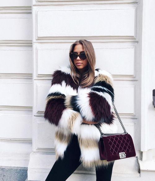 Stílusiskola: így viseld a tél kedvencét, a színes műszőrmét - DIVAT&STÍLUS - Stílusiskola - divat, karácsony, műszőrme, stílus, színek, színes műszőrme, tél, 