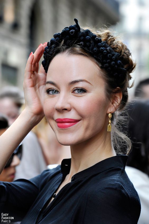 Stílusiskola: így viseld 2018 legtrendibb kiegészítőjét, a hajpántot - DIVAT&STÍLUS - Stílusiskola - 