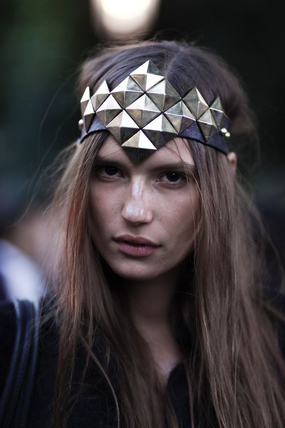 Stílusiskola: így viseld 2018 legtrendibb kiegészítőjét, a hajpántot - DIVAT&STÍLUS - Stílusiskola - divat, divat 2018, fejpánt, gossip girl, hajpánt, kiegészítő, stílus, 