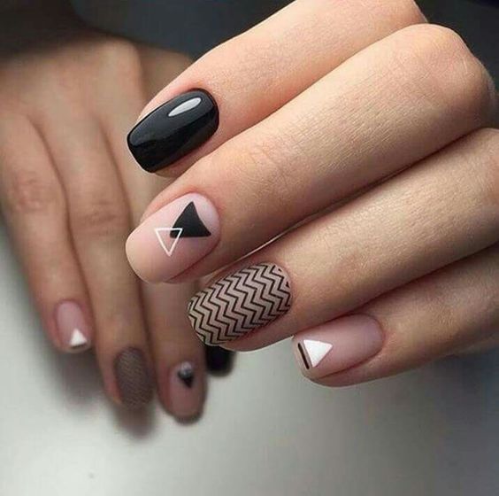 Könnyed elegancia: nude-fekete manikűr ötletek - SZÉPSÉG -  - elegáns, fekete, köröm, körömápolás, körömlakk, manikűr, nude, ötletek, stílusos, 