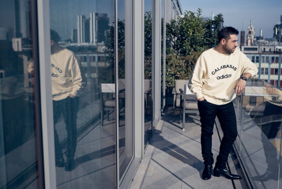 'Lehetőségünk van a választani a nehezebb és könnyebb út között. Én mindig inkább a nehezebbet választom' - interjú Coez olasz rapper-rel - STYLENEWS - Interjúk - coez, divat, interjú, luisaviaroma, rap, rapper, stílus, zene, 