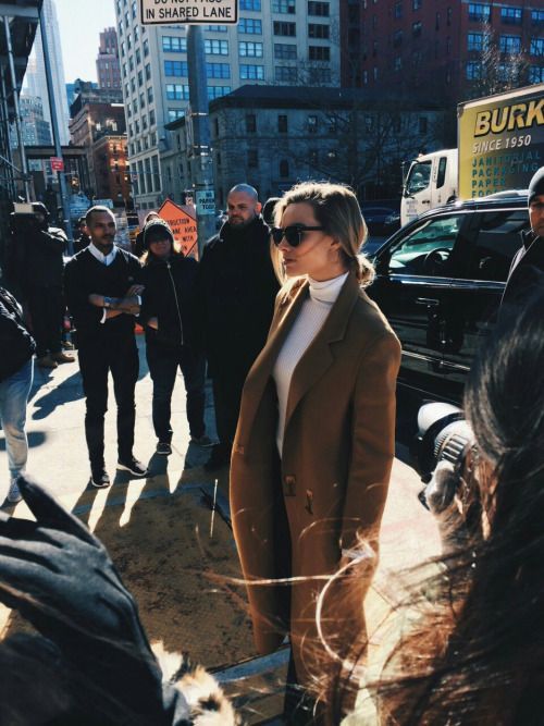 Stílusiskola: outfit ötletek Margot Robbie-tól - DIVAT&STÍLUS - Stílusiskola - divat, filmek, margot robbie, outfit, ötletek, stílus, színésznő, 