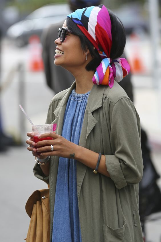 Stílusiskola: ha egy kis változatosságot szeretnél, viselj kendőket - DIVAT&STÍLUS - Stílusiskola - divat, kendő, kiegészítő, nyár, ötletek, sál, tavasz, 