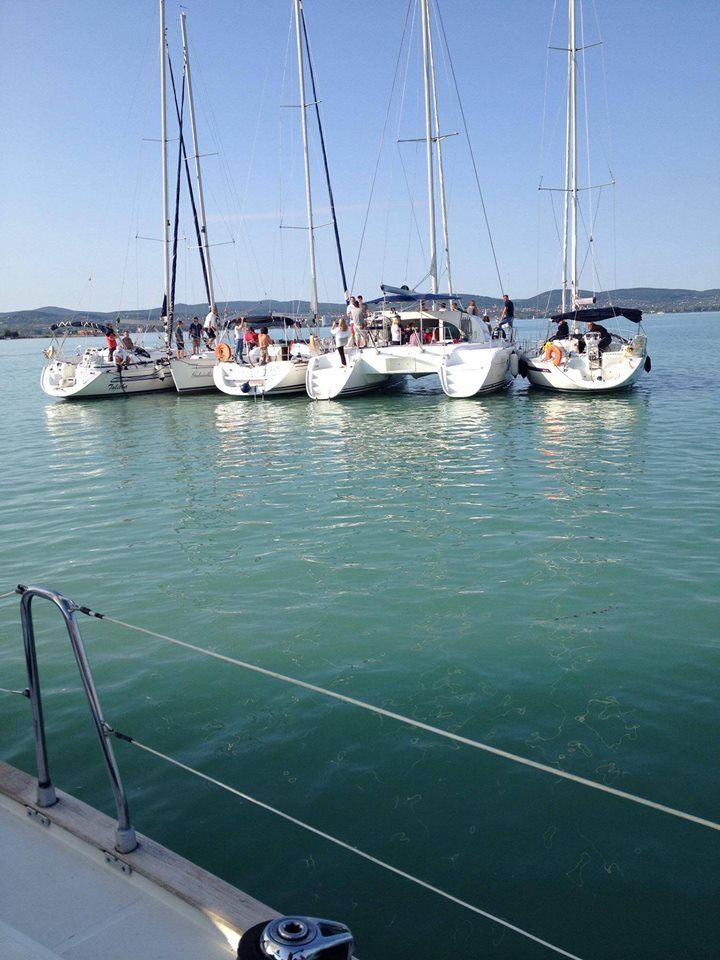 Tárgyalás a Balaton közepén – felejtsd el a közös golfozást és az üzleti vacsorákat - STYLELIFE - Stylebusiness - balaton, hajó, megbeszélés, üzlet, üzleti megbeszélés, yacht, yachtexpress, 