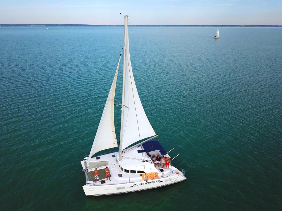 Tárgyalás a Balaton közepén – felejtsd el a közös golfozást és az üzleti vacsorákat - STYLELIFE - Stylebusiness - balaton, hajó, megbeszélés, üzlet, üzleti megbeszélés, yacht, yachtexpress, 