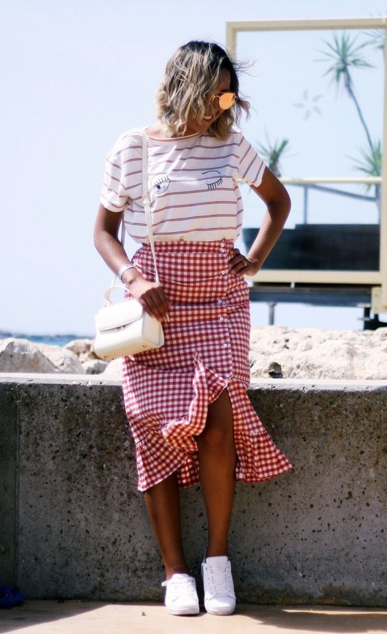 Stílusiskola: így viseld a nyár kedvencét, a piros kockás ruhadarabokat - DIVAT&STÍLUS - Stílusiskola - divat, koskás, nyár, outfit, piros, piros kockás, stílus, tippek, 