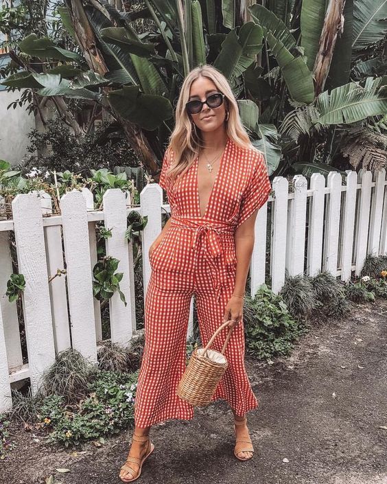 Stílusiskola: így viseld a nyár kedvencét, a piros kockás ruhadarabokat - DIVAT&STÍLUS - Stílusiskola - divat, koskás, nyár, outfit, piros, piros kockás, stílus, tippek, 