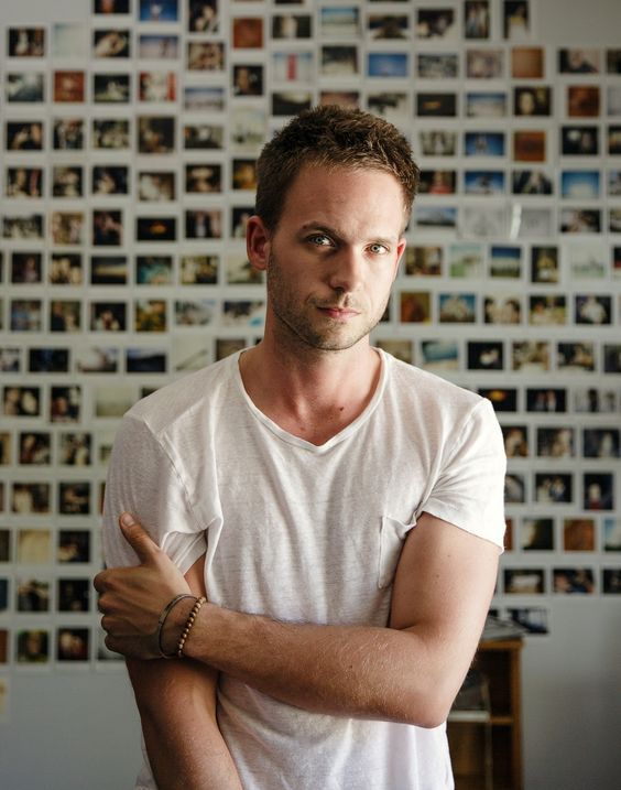 10 szexi fotó a kedvenc ügyvédünket megformáló Patrick J. Adams-ről - KERESD A NŐT  - Fesztelen mindennapok - galéria, képek, patrick j adams, suits, szexi, színész, troian bellisario, 