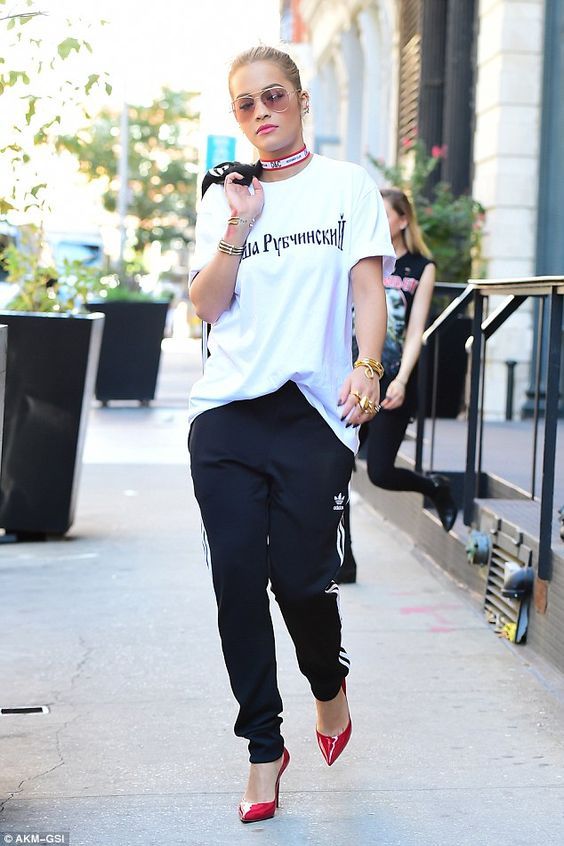 Stílusiskola: nőies és laza outfit ötletek Rita Ora-tól - DIVAT&STÍLUS - Stílusiskola - 