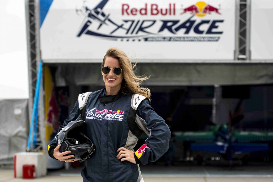 Kirepültek a komfortzónából a gyönyörű műsorvezetők - STYLENEWS - Aktuális - lipcsei betta, mádai vivien, redbull air race, repülés, 
