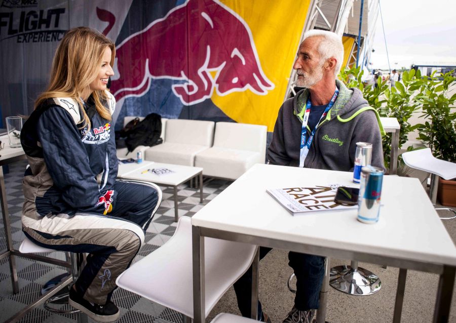 Kirepültek a komfortzónából a gyönyörű műsorvezetők - STYLENEWS - Aktuális - lipcsei betta, mádai vivien, redbull air race, repülés, 