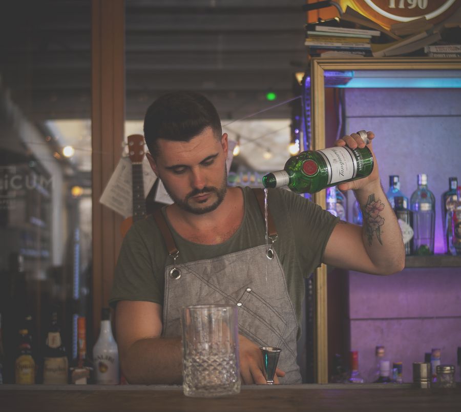 Koktélok, titkok, bartenderek - DIVAT&STÍLUS - STYLENEWS - bartender, bols mixer akadémia, PUBLiCUM, publicum bár, publicum étterem, publicum gozsdu, Ruskó Róbert, 