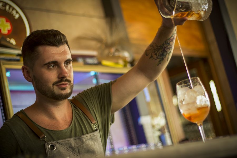 Koktélok, titkok, bartenderek - DIVAT&STÍLUS - STYLENEWS - bartender, bols mixer akadémia, PUBLiCUM, publicum bár, publicum étterem, publicum gozsdu, Ruskó Róbert, 