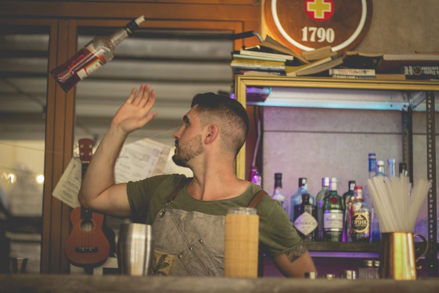 Koktélok, titkok, bartenderek - DIVAT&STÍLUS - STYLENEWS - bartender, bols mixer akadémia, PUBLiCUM, publicum bár, publicum étterem, publicum gozsdu, Ruskó Róbert, 