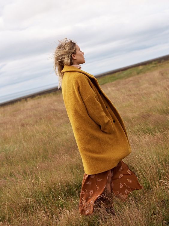 Stílusiskola: így viselj okkersárgát - DIVAT&STÍLUS - Stílusiskola - divat, okker sárga, outfit, sárga, stílus, 