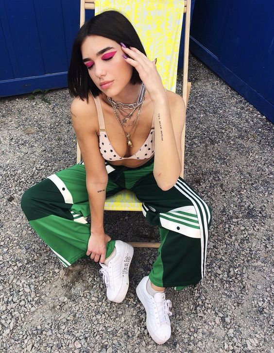 Stílusiskola: a legjobb outfit ötletek a születésnapos Dua Lipa-tól - DIVAT&STÍLUS - Stílusiskola - divat, dua lipa, outfit, stílus, 
