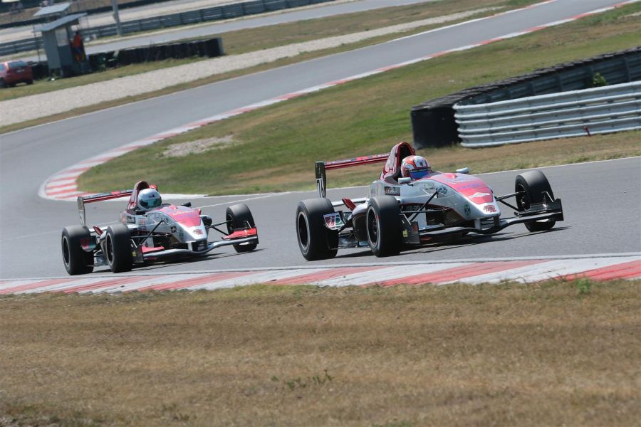 Serlegeső a Slovakiaringen! - STYLENEWS - Aktuális - ausztria, autóverseny, fit4race, gender racing, motorsport, verseny, 