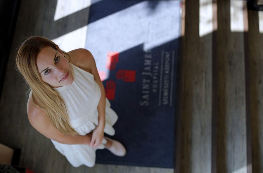 13 másodperc alatt műtötték meg Lipcsei Bettát - STYLENEWS - Aktuális - lipcsei betta, saint james szemészeti központ, szemüveg, 