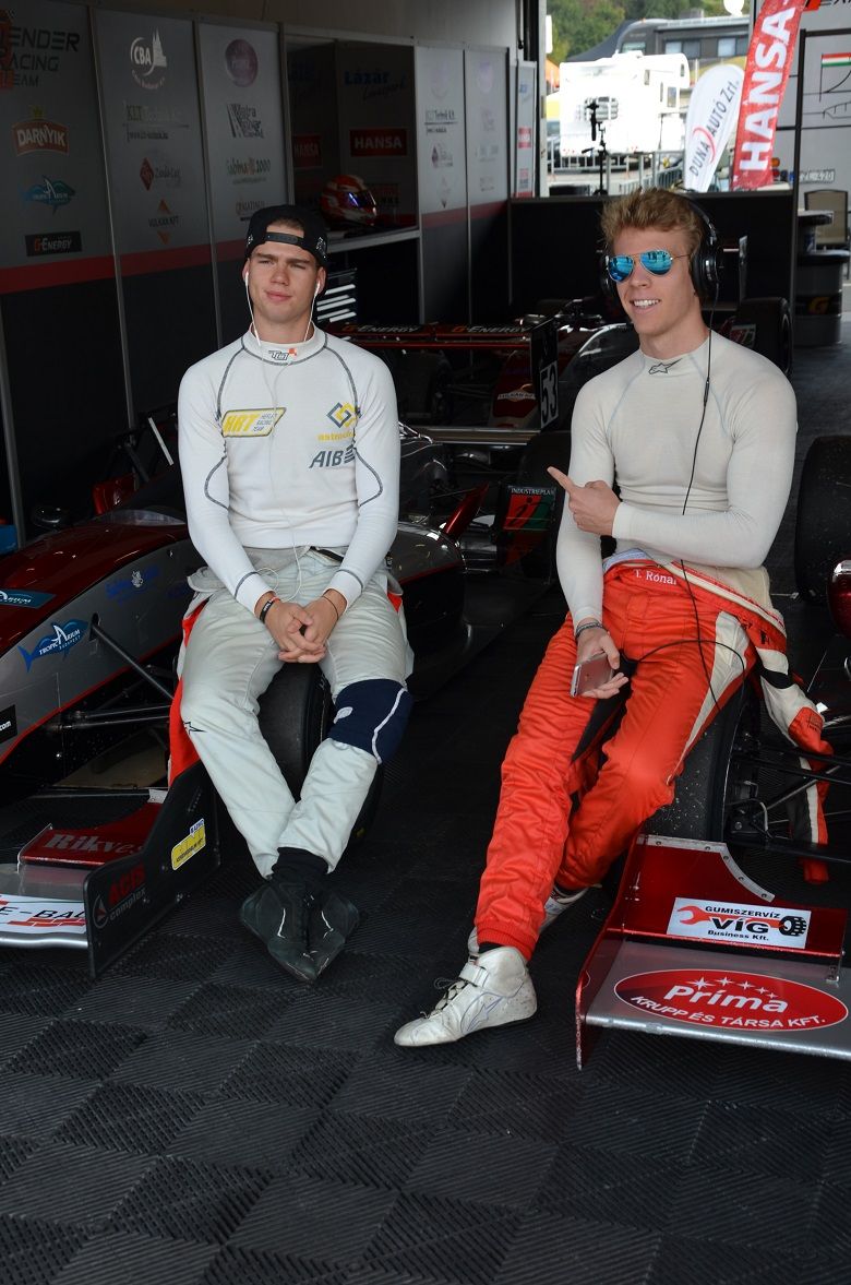 Három futamra a bajnoki címtől! - STYLENEWS - Rendezvények - autóverseny, formula renault kupa, gender, gender racing, verseny, 